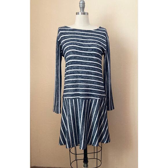 Gap Women's Dress Softspun Stripe Flounce T-Shirt Size XS Navy Blue - Picture 3 of 9